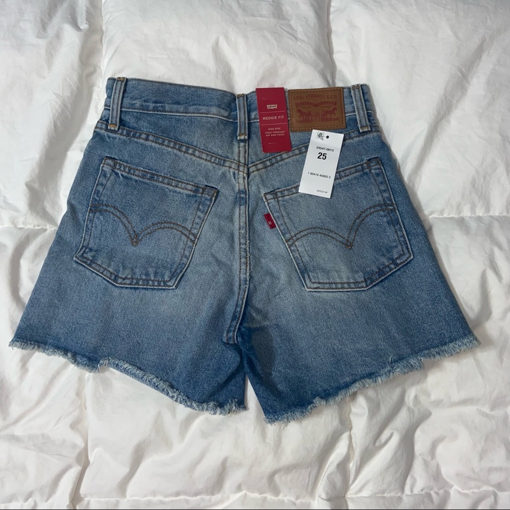NWT Levi’s Wedgie fit high waisted jean shorts 25